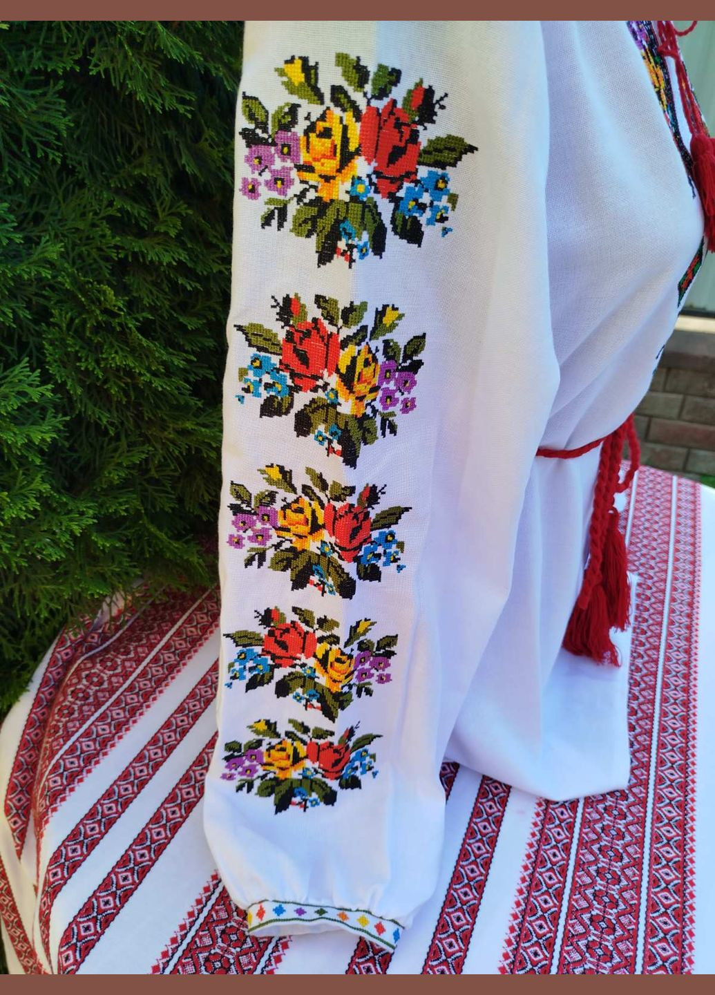 Яскраво-червона вишиванка жіноча "букетики троянд" на білому натуральному домотканому полотні Прикарпатські Вишиванки візерунок квітковий пряма бавовна (324250360)