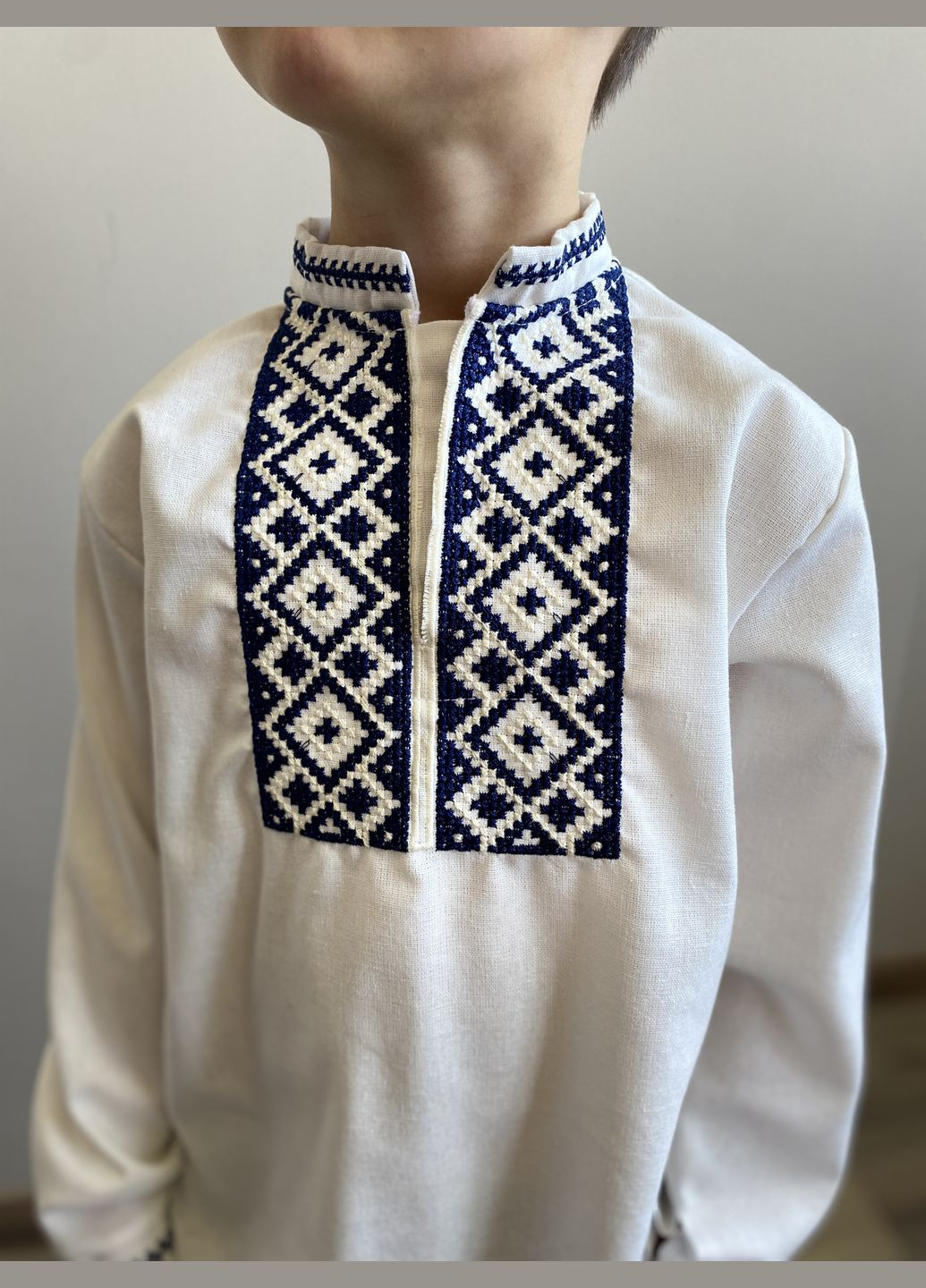 Молочная детская вышиванка для мальчика вышитая темно-синими нитями. лен, полиэстер (327881173)