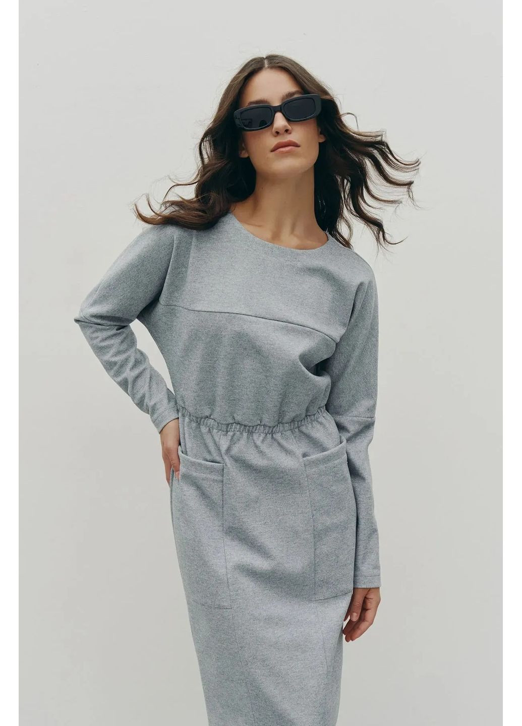 Серое теплое платье меди с брошью, цвет серый Rica Mare