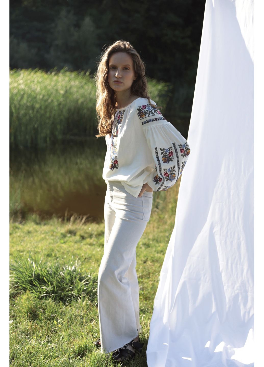 Белая эксклюзивная женская вышиванка "цветок" (65% лен), размер l, яркая машинная вышивка гладью. MOTYV узор цветочный лен (370372710)