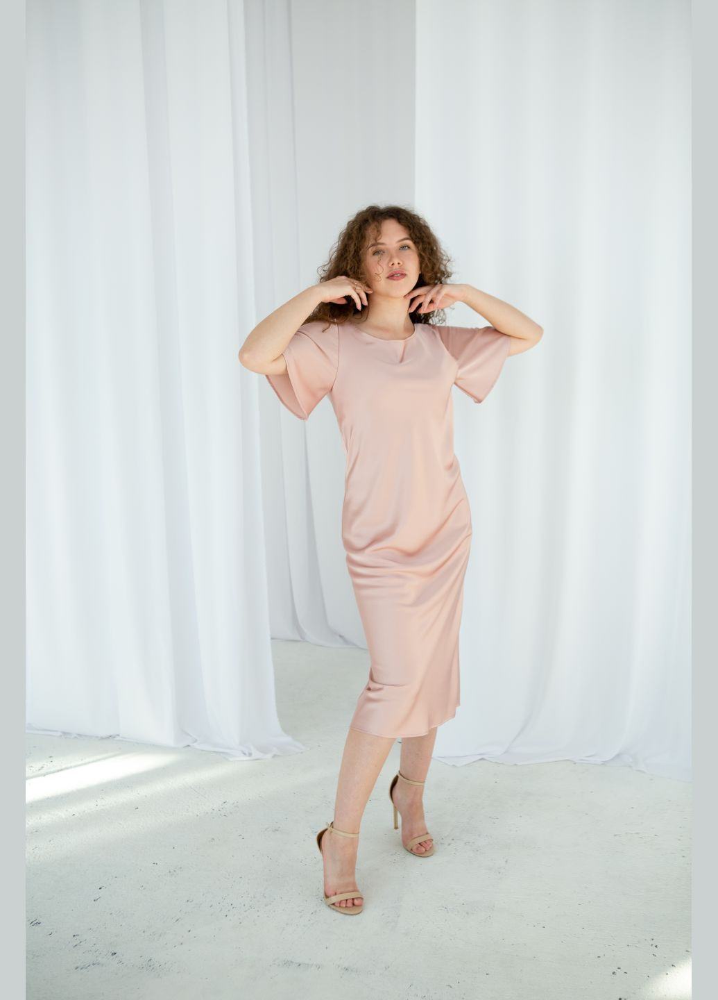 Бежева коктейльна, кежуал, ділова, повсякденний, святковий, вечірня шовкова міді-сукня "гітта" пудрового кольору а-силует Fayna однотонна