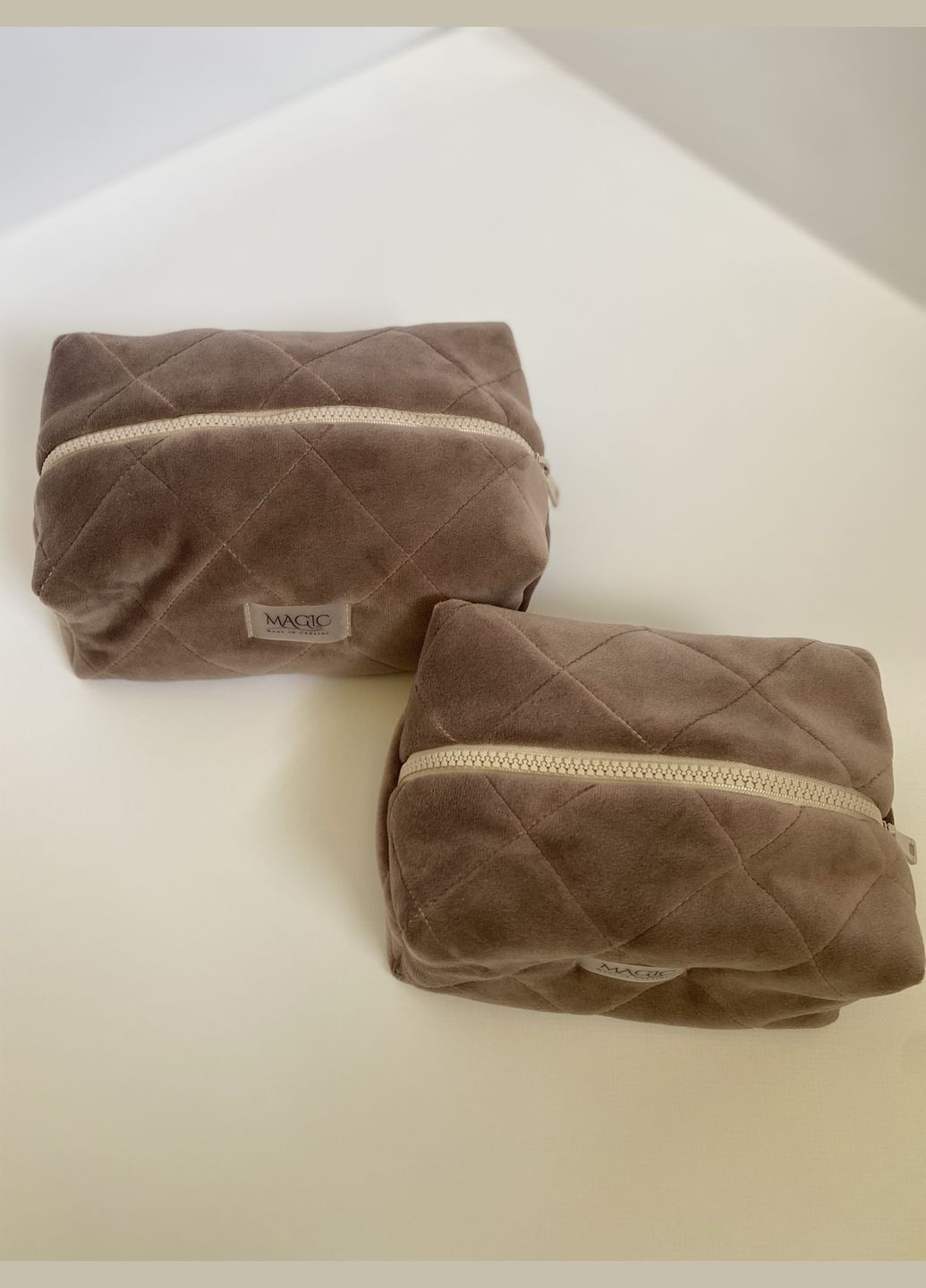 Косметичка велюрова кавового кольору Magic (329999112)
