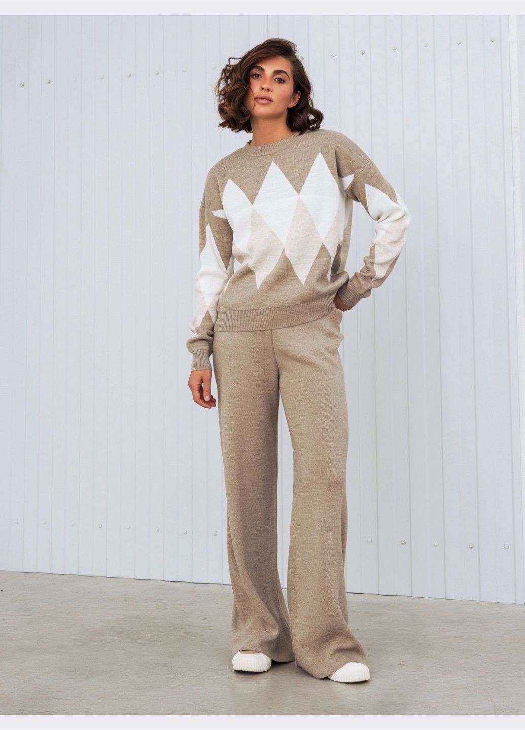 костюм бежевого кольору з ромбоподібним принтом Dressa (304836428)