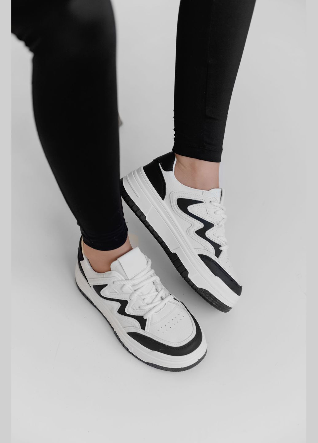 Черно-белые всесезонные кроссовки Vakko