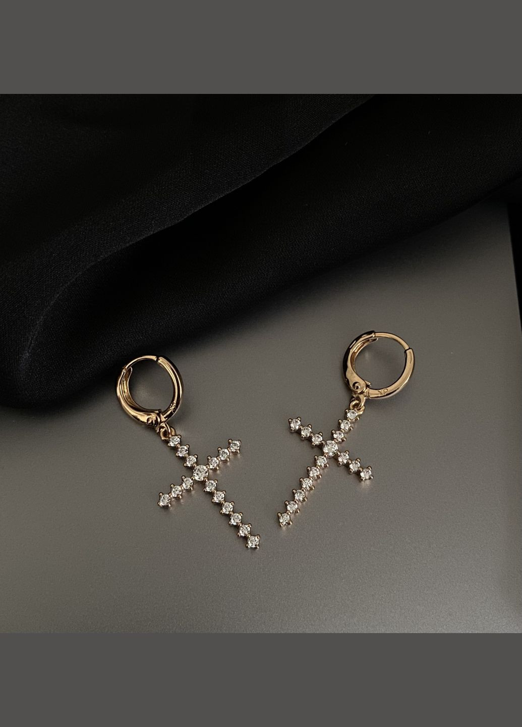 Серьги крестики с камушками круглый замок золотого цвета 32119 No Brand (335064121)