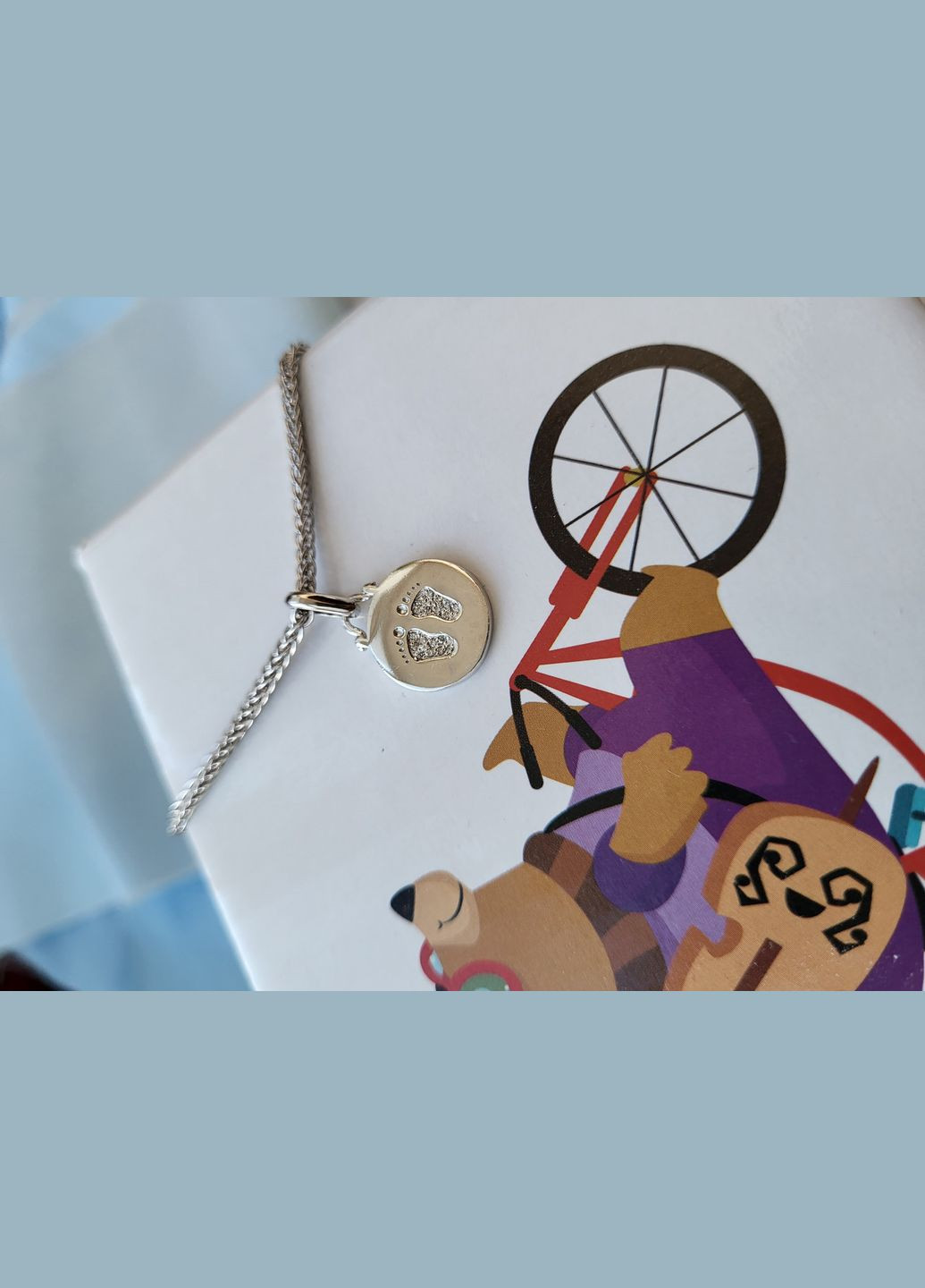 Серебряная подвеска круглый Медальон Следы с белыми камнями Серебро 925 пробы Родированное 3234р 2.70г No Brand (306743180)