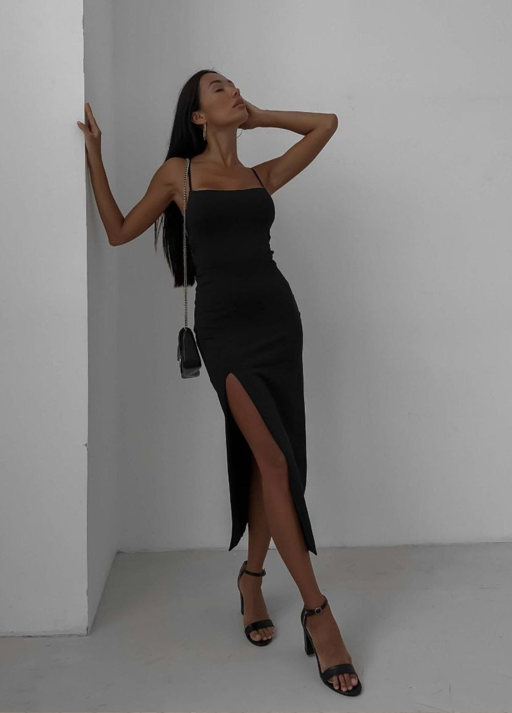 Черное повседневный стильное женское платье с разрезом Tik-Tak однотонное