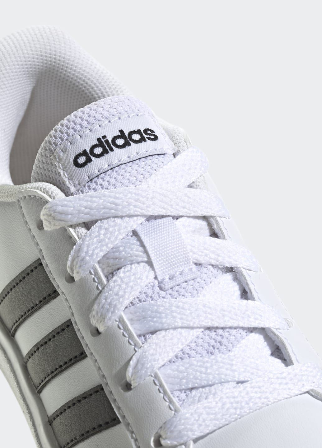 Білі всесезонні кросівки grand court lifestyle tennis lace-up adidas