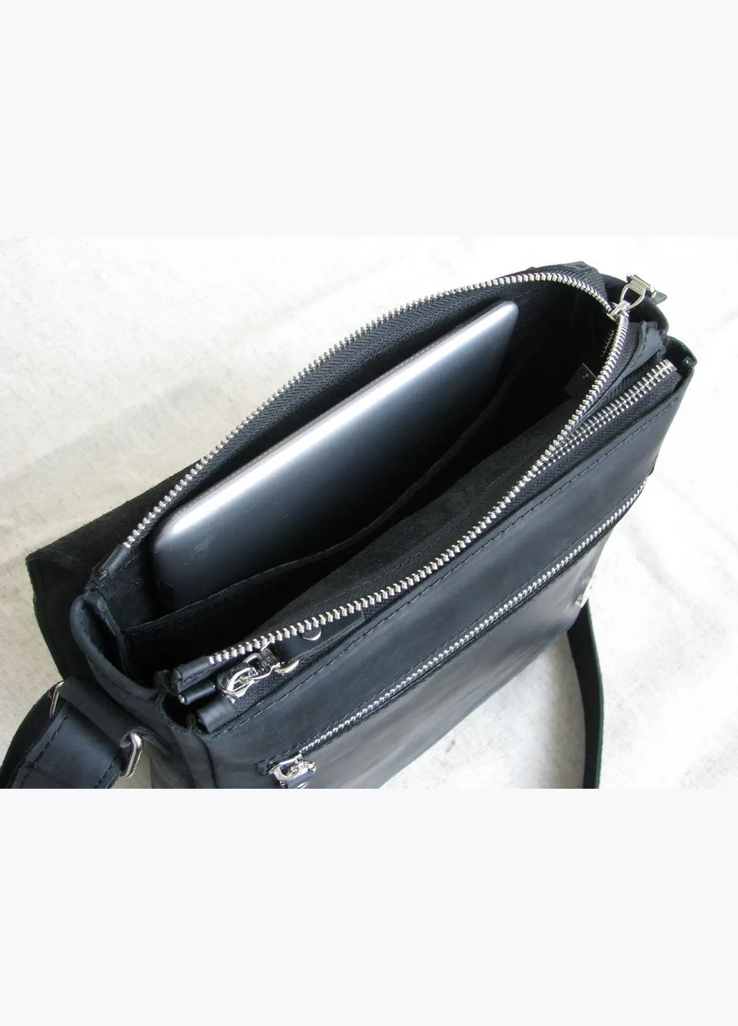 Мужская кожаная сумка через плечо на 2 отдела из натуральной кожи мессенджер с клапаном черная 27×24×7 см GS (329148102)