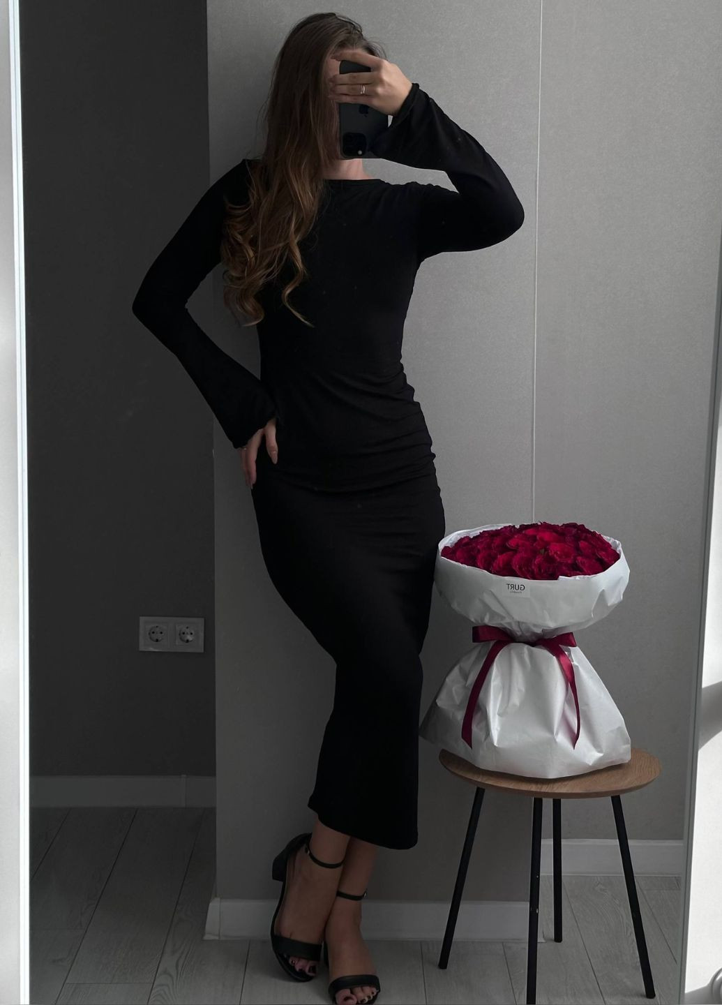 Чорна вечірня вишукана приталена вечірня міді сукня з довгими розкльошеними рукавами та відкритою спинкою з відкритою спиною Tik-Tak однотонна