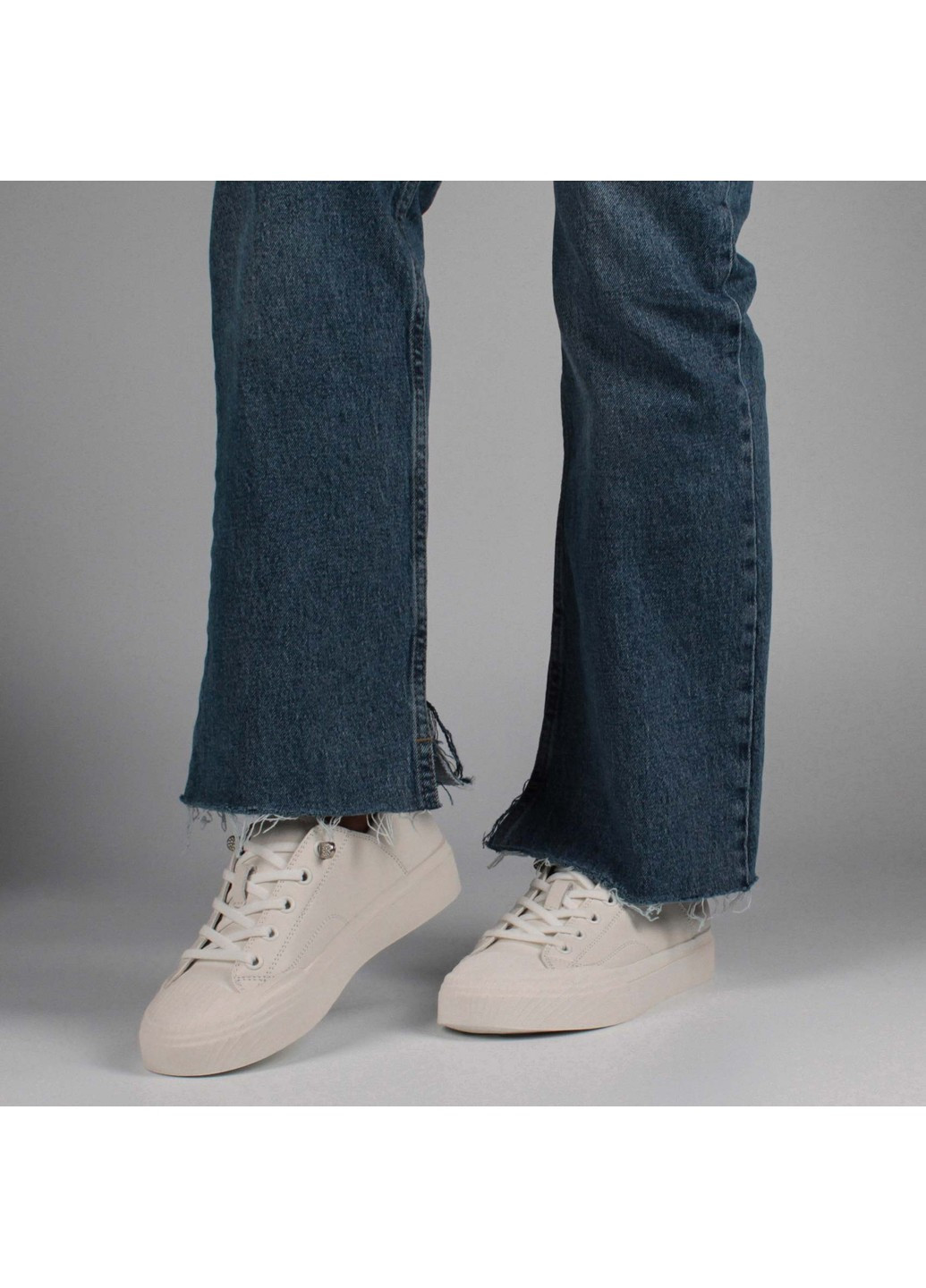 Белые демисезонные женские кроссовки 198942 Buts