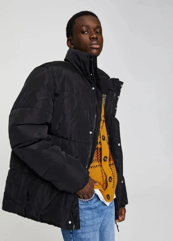 Чорна зимня куртка Pull&Bear