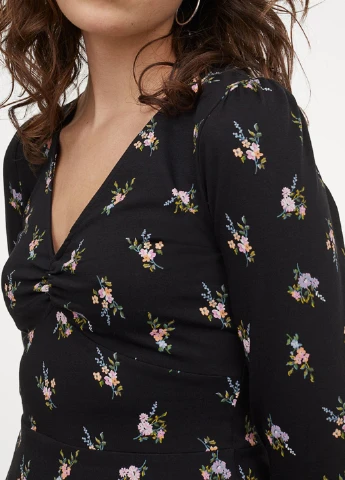 Черное кэжуал платье H&M с цветочным принтом