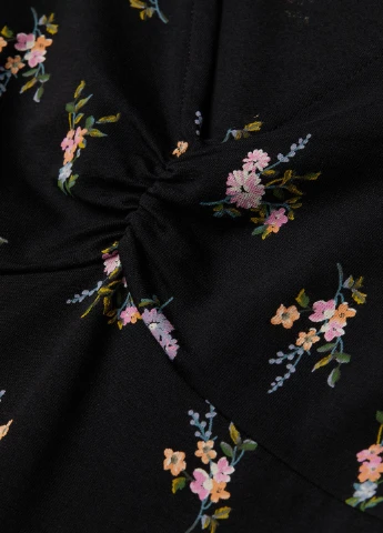 Черное кэжуал платье H&M с цветочным принтом