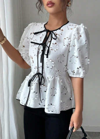 Біла блуза з баскою SHEIN