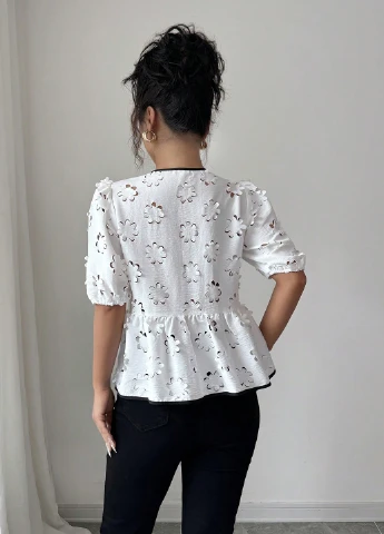 Біла блуза з баскою SHEIN