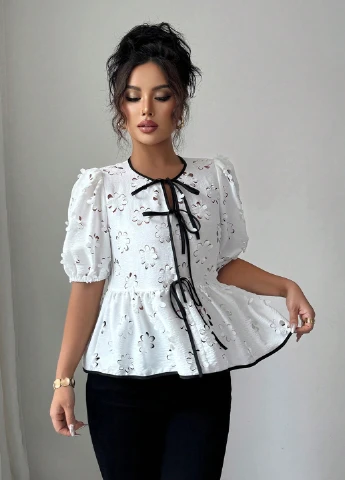 Біла блуза з баскою SHEIN