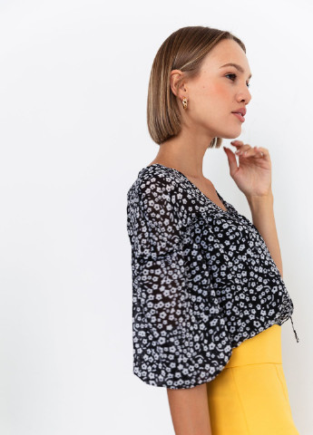 Черно-белая демисезонная шифоновая блуза с цветочным принтом Gepur