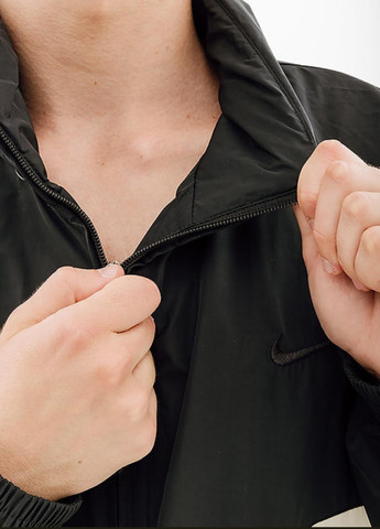 Черно-белая демисезонная куртка fb7877-010 Nike SWOOSH