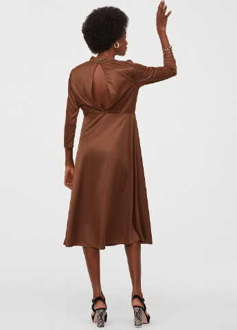 Коричнева коктейльна сукня з перекрученим коміром H&M однотонна