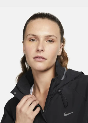 Чорна демісезонна куртка fb7492-010 Nike Storm-FIT Swift