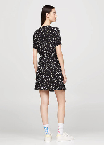 Чорна кежуал сукня на запах Tommy Jeans з квітковим принтом