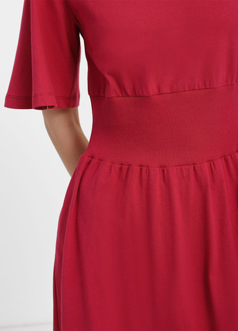 Красное кэжуал платье платье-футболка Promin однотонное