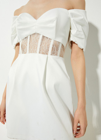 Белое коктейльное платье с открытыми плечами KOTON однотонное