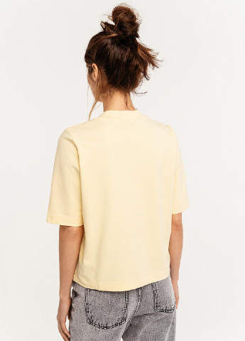 Светло-желтая летняя футболка befree