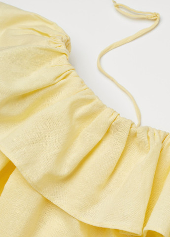 Светло-желтое кэжуал платье с открытыми плечами H&M однотонное