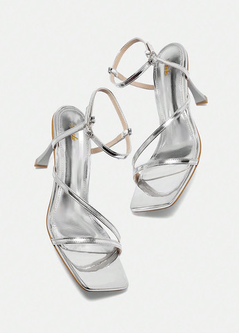 Серебряные босоножки SHEIN с ремешком лаковые