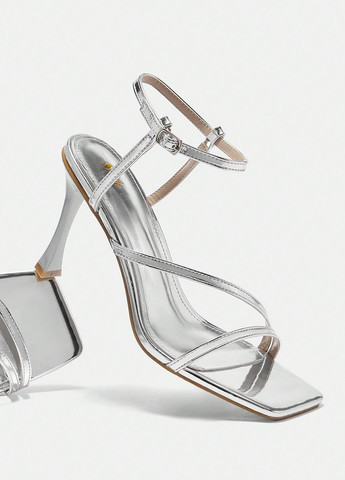 Серебряные босоножки SHEIN с ремешком лаковые
