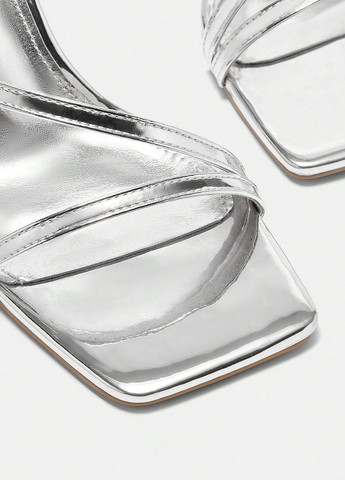 Серебряные босоножки SHEIN с ремешком лаковые