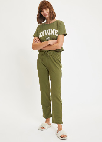 Зеленый демисезонный комплект(футболка, брюки) DeFacto