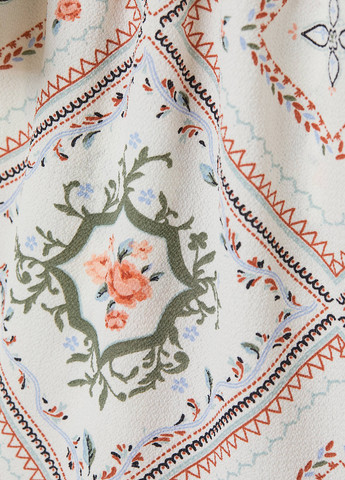 Білий кежуал сукня з відкритими плечима H&M з квітковим принтом