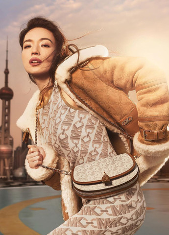 Молочное кэжуал платье с открытыми плечами Michael Kors с логотипом