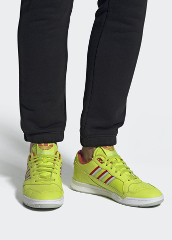 Желтые всесезонные кроссовки adidas A. R. Trainer