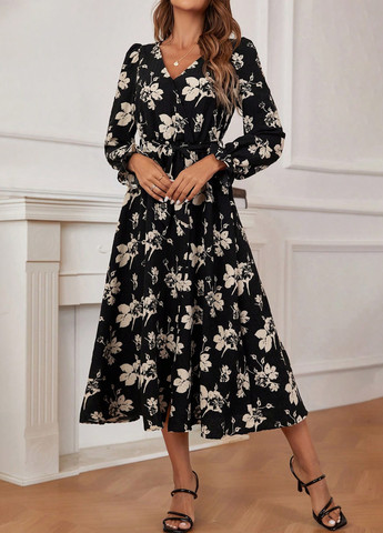 Черное кэжуал платье на запах SHEIN с цветочным принтом