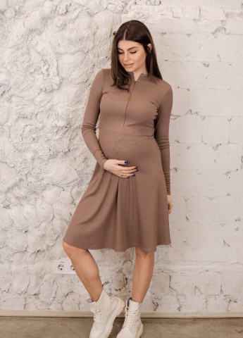 Коричневое мягкое платье для беременных и кормящих мам коричневое из трикотажа в рубчик To Be