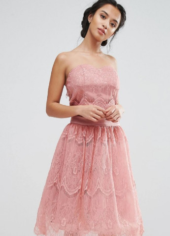 Светло-розовое коктейльное платье бандо Chi Chi однотонное