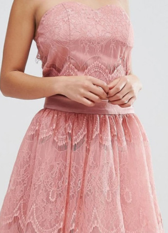 Світло-рожева коктейльна сукня бандо Chi Chi однотонна