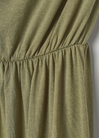 Зеленое кэжуал платье с открытыми плечами H&M однотонное