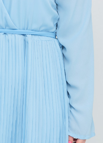 Блакитна ділова сукня на запах, плісована Boohoo однотонна