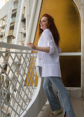 Біла блуза оригінального крою з вишивкою спереду INNOE Блуза