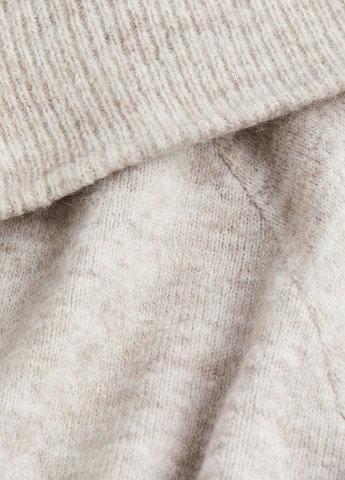 Светло-бежевый зимний свитер H&M