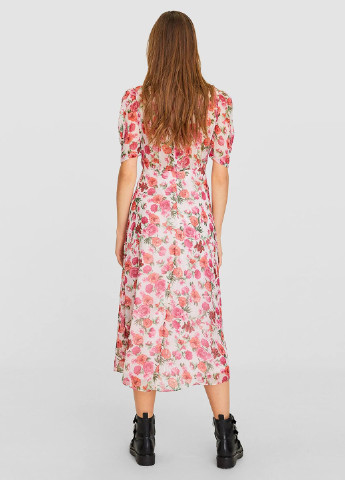 Розовое кэжуал платье клеш Stradivarius с цветочным принтом