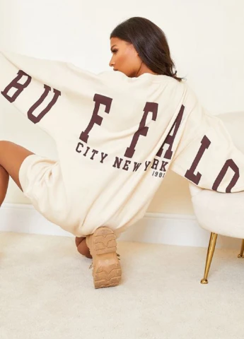 Молочна кежуал сукня сукня-світшот PrettyLittleThing з написами