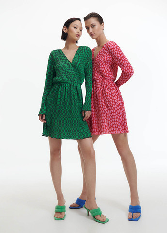 Фуксиновое (цвета Фуксия) кэжуал платье на запах Reserved с цветочным принтом