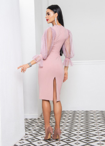 Светло-розовое кэжуал платье футляр Larionoff однотонное