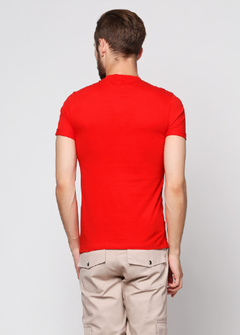 Красная футболка Ястребь